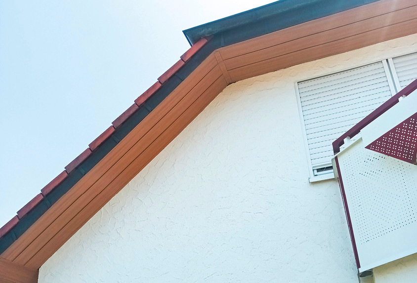 Einfamilienhaus mit Siding-­Bekleidung an Fassade und ­Untersicht des Dachvorsprungs