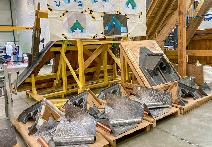 Zahlreiche Bleigauben wurden in der Werkstatt als Komplettteil produziert und zur Montage auf dem Dach bestmöglich vorbereitet