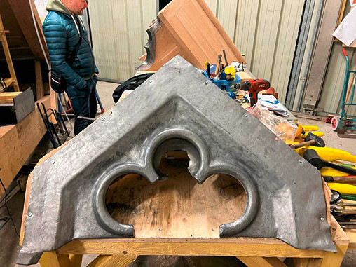 Wie das Anformen der Bleitafel an die kreisrunden Ausschnitte vonstattengeht, zeigt ein im Online-Extra bereitgestelltes Video