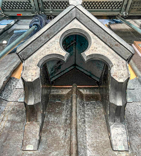 Diese Fotoreihe zeigt Gauben in unterschiedlicher Größe und Ausführung. Am Schnittpunkt der entsprechenden Dachdurchdringungen wurden von den Bleidachdeckern dreieckige Gitter aus Kupfer eingepasst