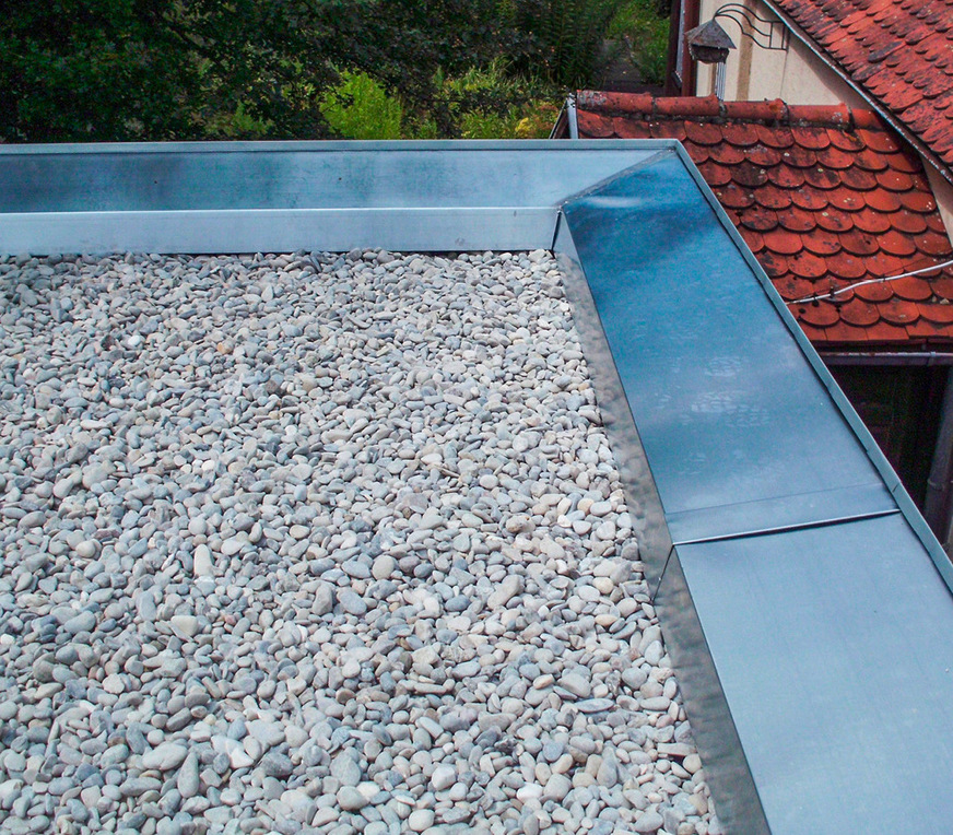Indirekt befestigte Abdeckungen mit Dehnungsmöglichkeit an der Stoßverbindung