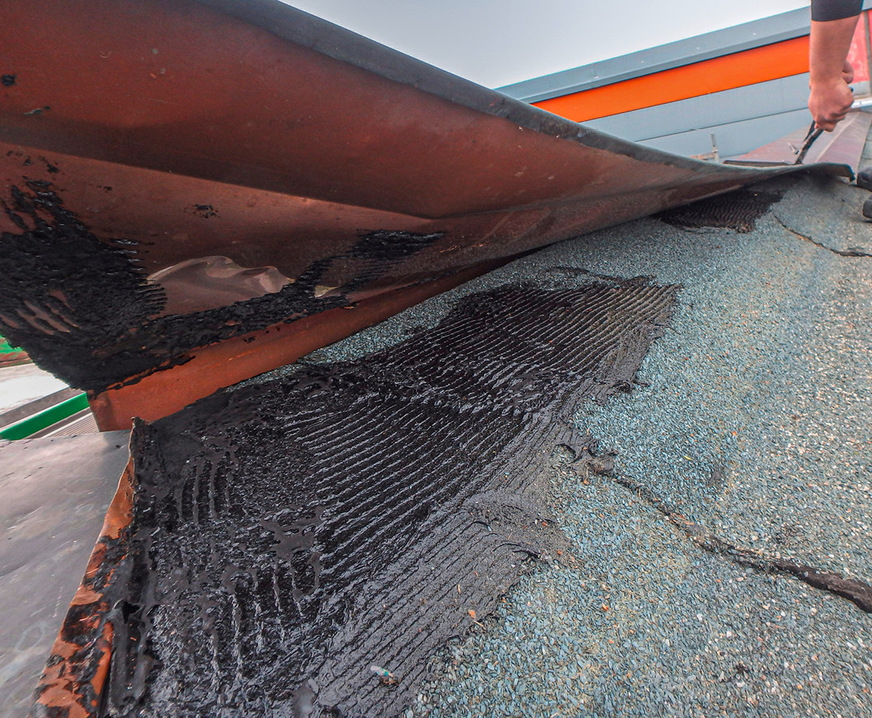 So auf gar keinen Fall! Der Untergrund ist für die Verklebung ungeeignet und der Kleberauftrag bedarf keiner weiteren Kommentierung