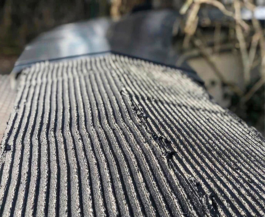 So geht’s richtig! Der Kleber ist vollflächig mit der Rillenspachtel in einer Richtung aufgetragen. Nur so kann die Luft zwischen den Rillen entweichen