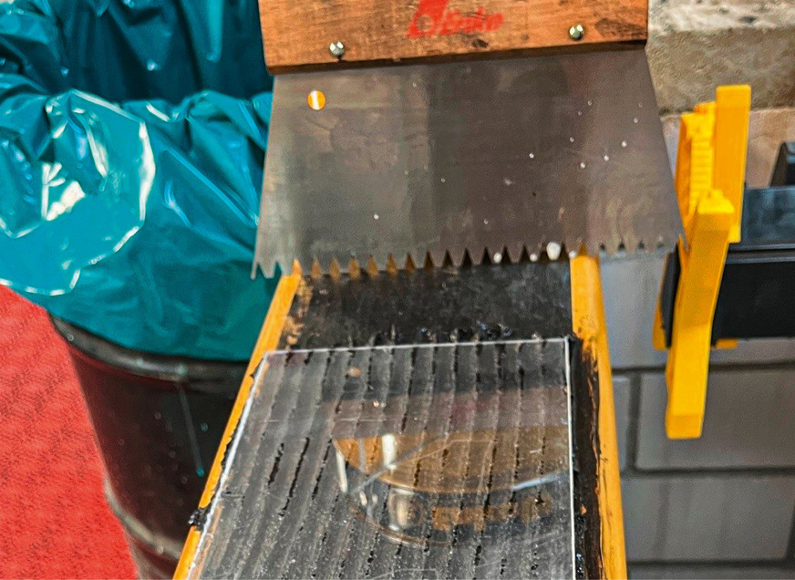 Tipp: Einen dem Untergrund entsprechenden Voranstrich und die richtige Menge an Kleber auftragen. Bei ebenen Untergründen beträgt der Verbrauch ca. 2,0 bis 3,0 kg/m², bei unebenen Untergründen kann sich der Verbrauch erhöhen. Bei Flächen, die breiter als 30 cm sind, sollte der Kleber beidseitig aufgetragen werden. Es empfiehlt sich, die Original-Rillenspachtel des Kleberherstellers zu verwenden