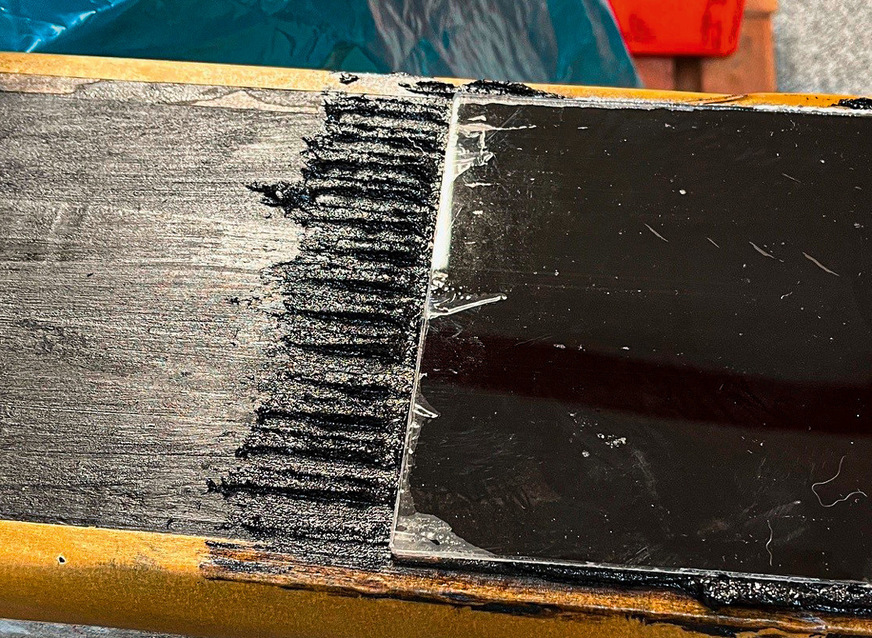 Die Plexiglasscheibe macht’s sichtbar: Durch den richtigen Anpressdruck und satten, gleichmäßigen Rillenauftrag des Klebers in eine Richtung entweicht die Luft in den Rillen vollständig. Dadurch wird die perfekte Haftung erzielt