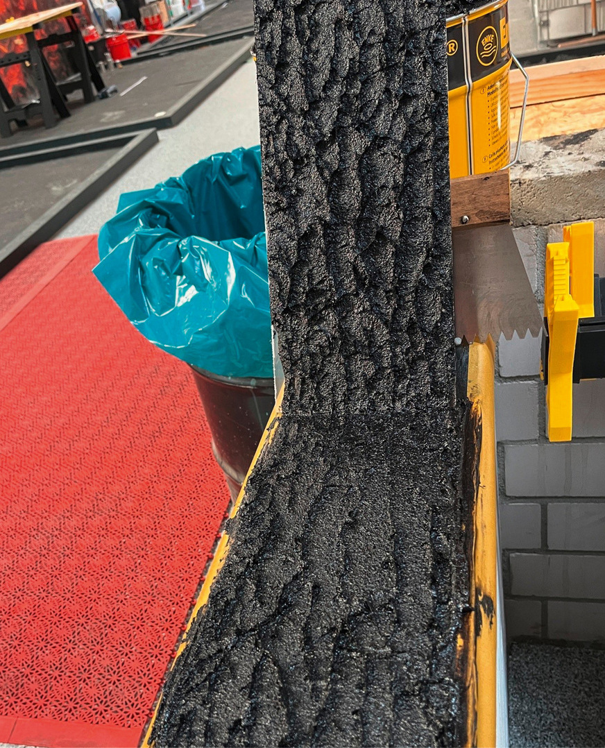 Nur mit größter Kraftanstrengung lässt sich die in dem Versuch verwendete Plexiglasscheibe anheben. Genau so sollte die richtige Verklebung aussehen