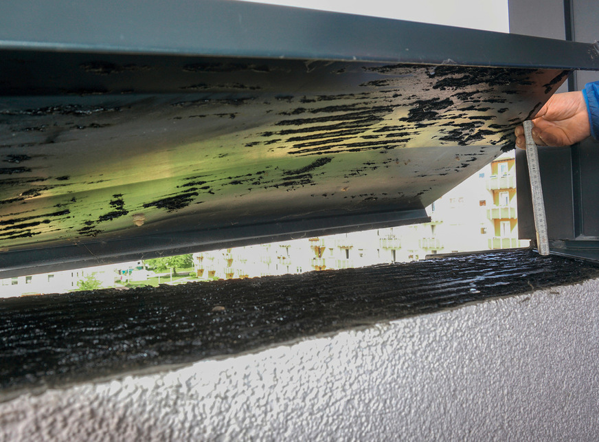 Schlecht verklebt: Auf einigen Hundert Metern Länge konnten Abdeckungen mühelos entfernt werden