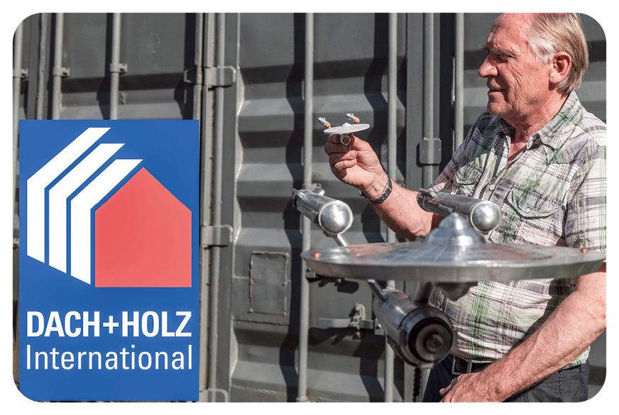 Friedrich Reinbold zeigt am BAUMETALL-Messestand auf der Dach + Holz, wie ein Spenglerraumschiff entsteht