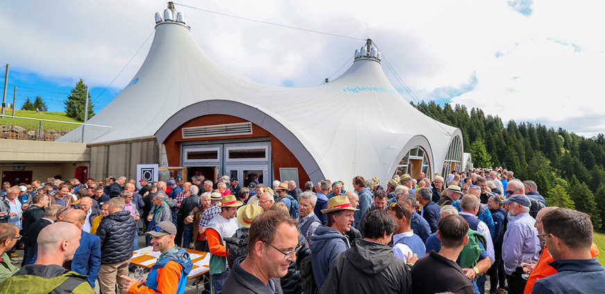Über 300 Teilnehmer versammeln sich zum Auftakt der Veranstaltung vor dem Eventzelt