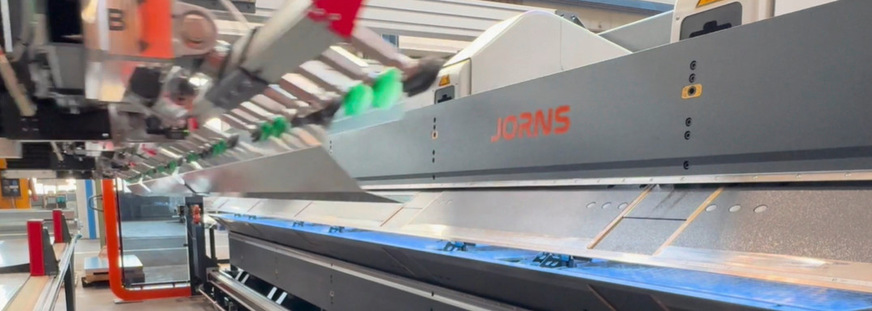 Beeindruckend: Beladungsvorgang an einer Jorns-Langabkantmaschine