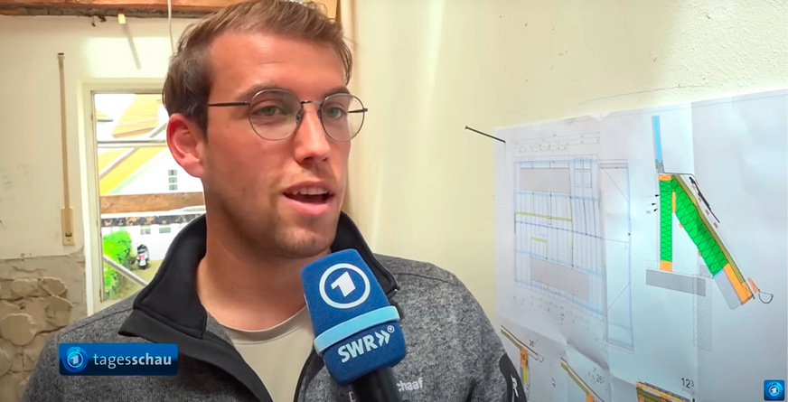 Tagesschau-Screenshot: Zimmerermeister David Schaaf im Interview mit den SWR-Reportern der Tages­schau