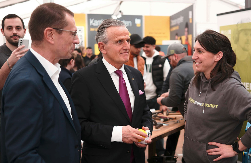 Hanna Schaaf, Suttgarts OB Nopper und Alexander Kotz auf der „Hands up“