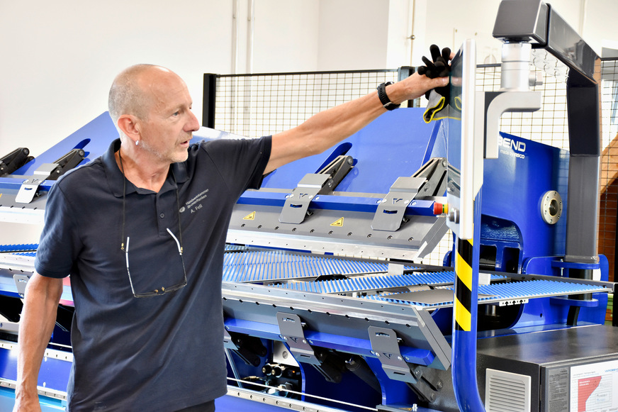 Arno Fell am neuen Doppelbieger der Spenglermeisterschule Würzburg