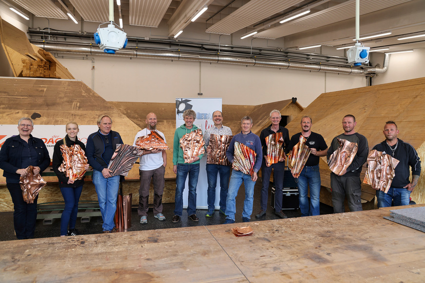 Manuela Geugelin mit glücklichen Workshop-Teilnehmern im österreichischen Klagenfurt