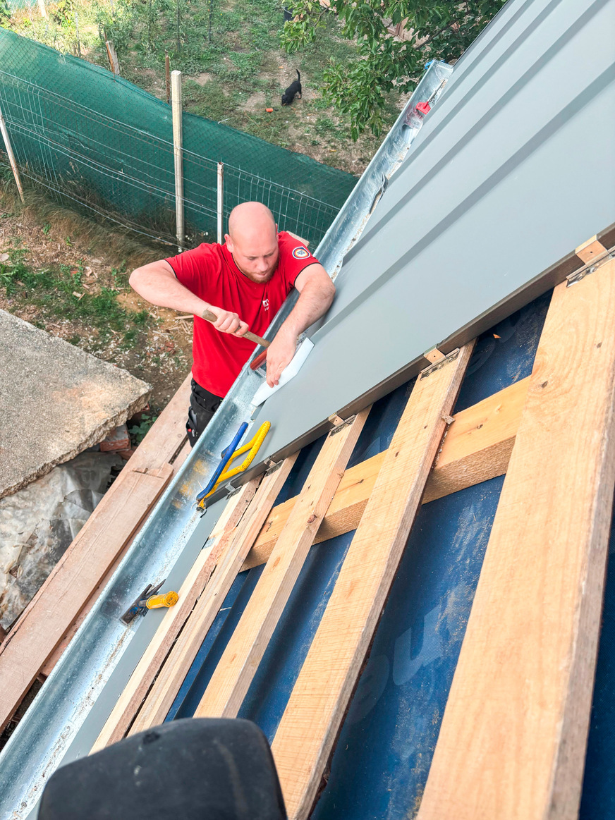 Der Traufanschluss ist wegen der starken Neigung anspruchsvoll