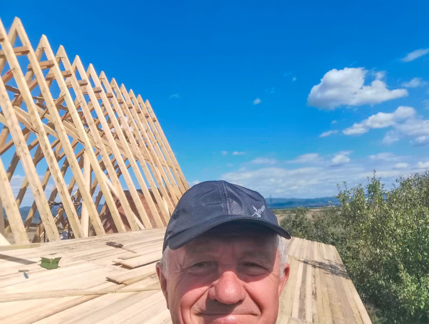 Verkanntes Talent: Pfarrer Peter ist auch ein Top-Bauleiter