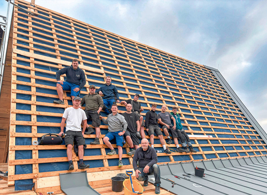 Meistermacher Daniel Wagner (vorne) mit Schülern der Robert-Mayer-Schule