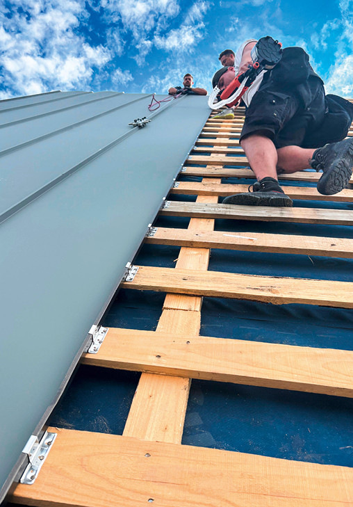 Die Unterspannbahn befindet sich unter der Dachlattung