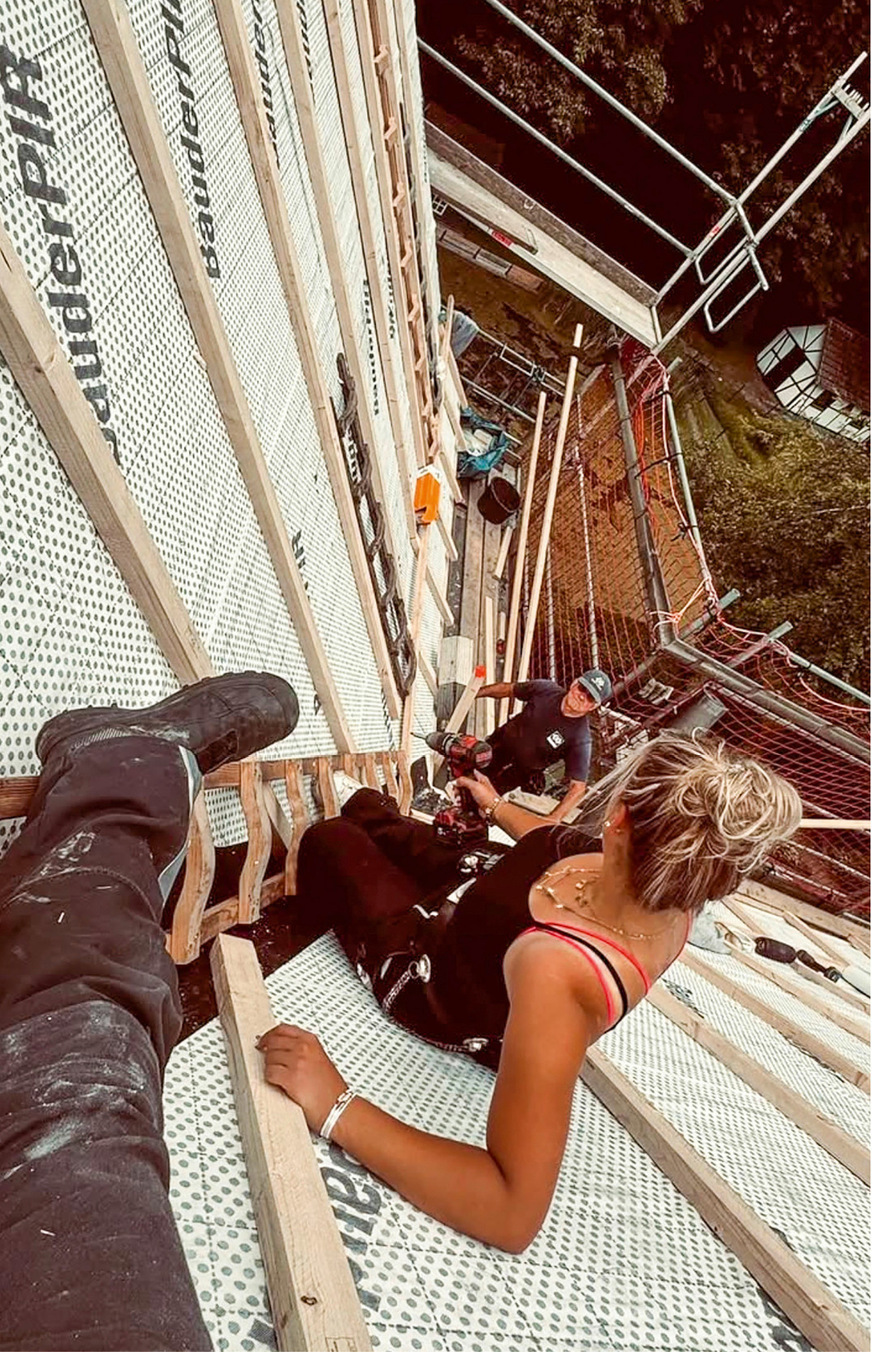 Ob in der Werkstatt oder auf dem Dach: Lorelay Nova Wegner liebt das Dachhandwerk