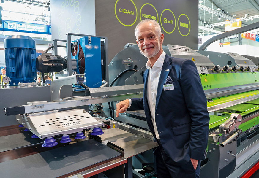 Marco Capello erklärt die Funktionsweise des neuen, mit Doppelblecherkennung ausgestatteten Multi-Schnellladekopfs von Thalmann