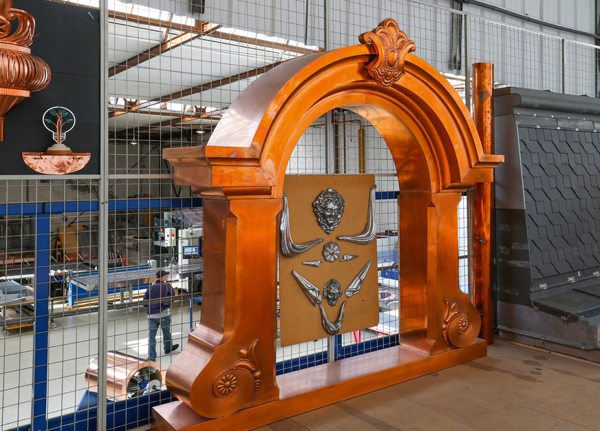 Mit Ornamenten geschmückter Fensterbogen aus Kupfer