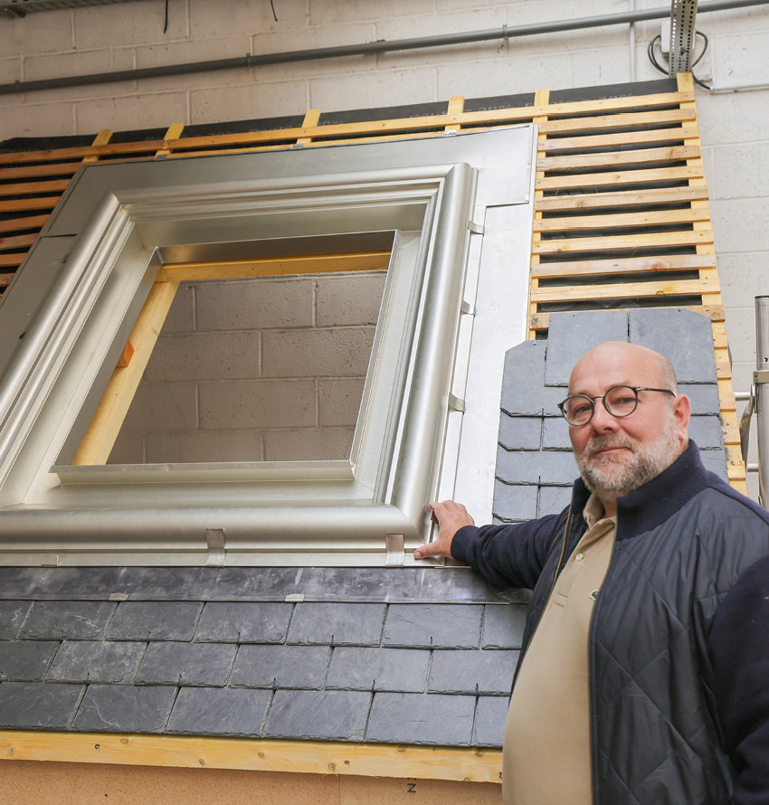 Nicolas Bossard an einer bildschönen Dachfenstereinfassung aus verzinntem Kupfer