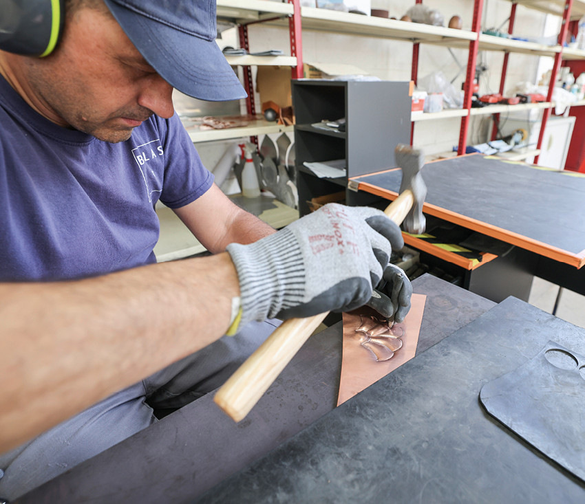 Ein Balas-Mitarbeiter beim Ziselieren