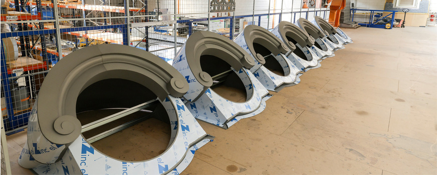 Warten auf die Montage: Ochsenaugen aus Titanzink