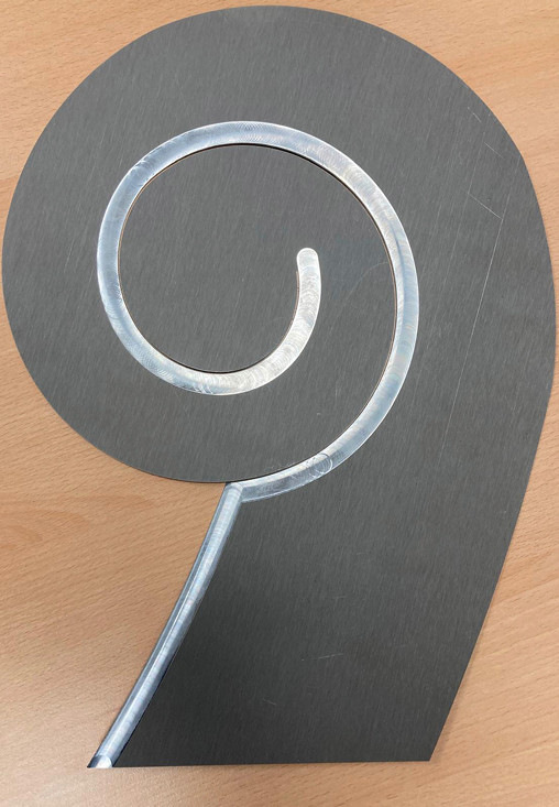 Zuschnitt einer Zinkschnecke. Am Lötbereich wurde die Vorbewitterung entfernt