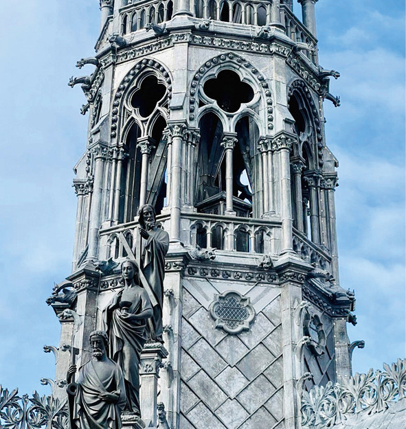 Eine der bemusterten&nbsp;Fenstereinfassungen am Spitzturm von Notre-Dame