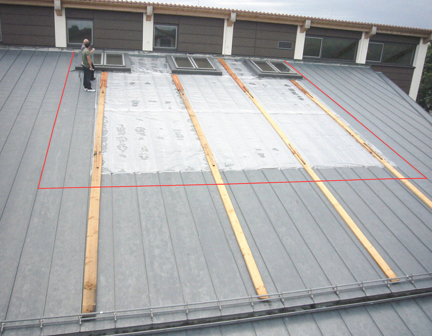 Die Schäden an der Titanzinkeindeckung entstanden ausschließlich unterhalb der Dachflächenfenster. Die restliche Dachfläche war in tadellosem ­Zustand. Stelzers Hauptaugenmerk lag deshalb auf den Fenstereinfassungen