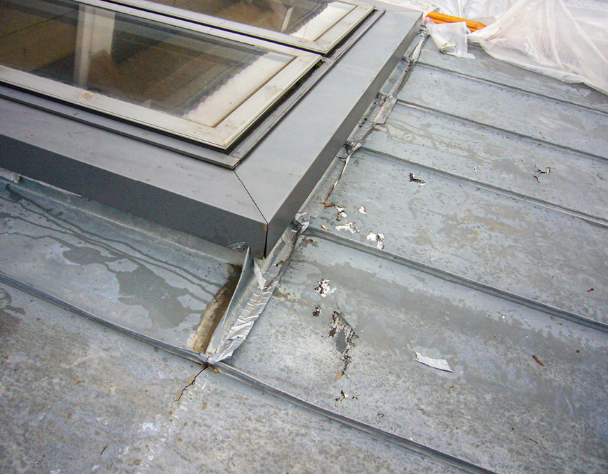 Auf den ersten Blick sind die Einfalzungen und Einfassungen an den Dachflächenfenstern handwerklich gut gemacht. Aber irgendetwas muss schiefgelaufen sein