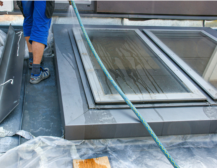 Das „Beregnen“ mit Gartenschlauch und Handbrause ist oftmals sehr hilfreich bei der Fehlersuche