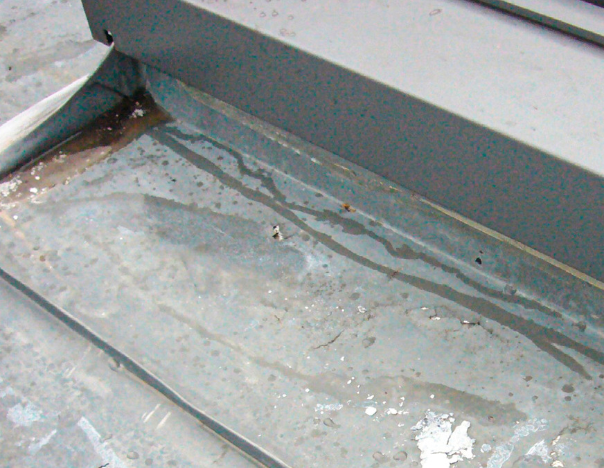 Es zeigte sich, dass die Querfalze der Einfassungen ohne Gefälle angeordnet wurden und in den Ecken mit den Quetschfalten ständig Wasser verbleibt