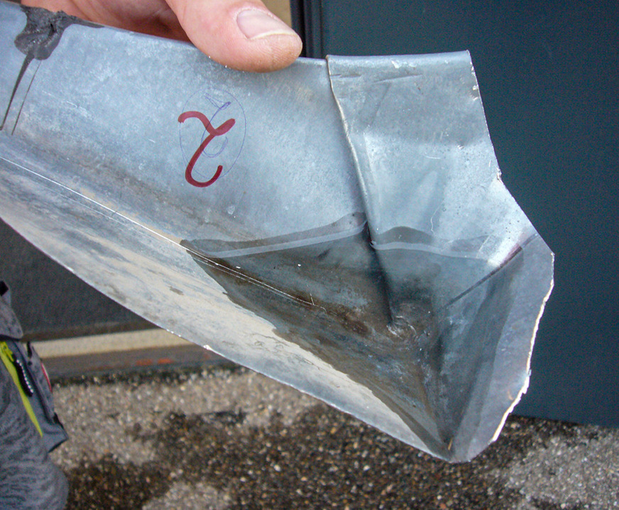 Die trotz Lötpunkt in der Ecke augenscheinlich gut gemachte Quetschfalte ­wurde zum Test ausgebaut und mit Wasser gefüllt