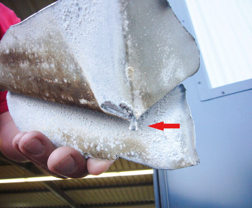Der Wassertest machte den Fehler sichtbar: Zu scharfkantiges Werkzeug verursachte in der Ecke der Quetschfalte einen feinen Riss. Offensichtlich hatte der Spengler den Riss bemerkt und versucht, diesen zuzulöten