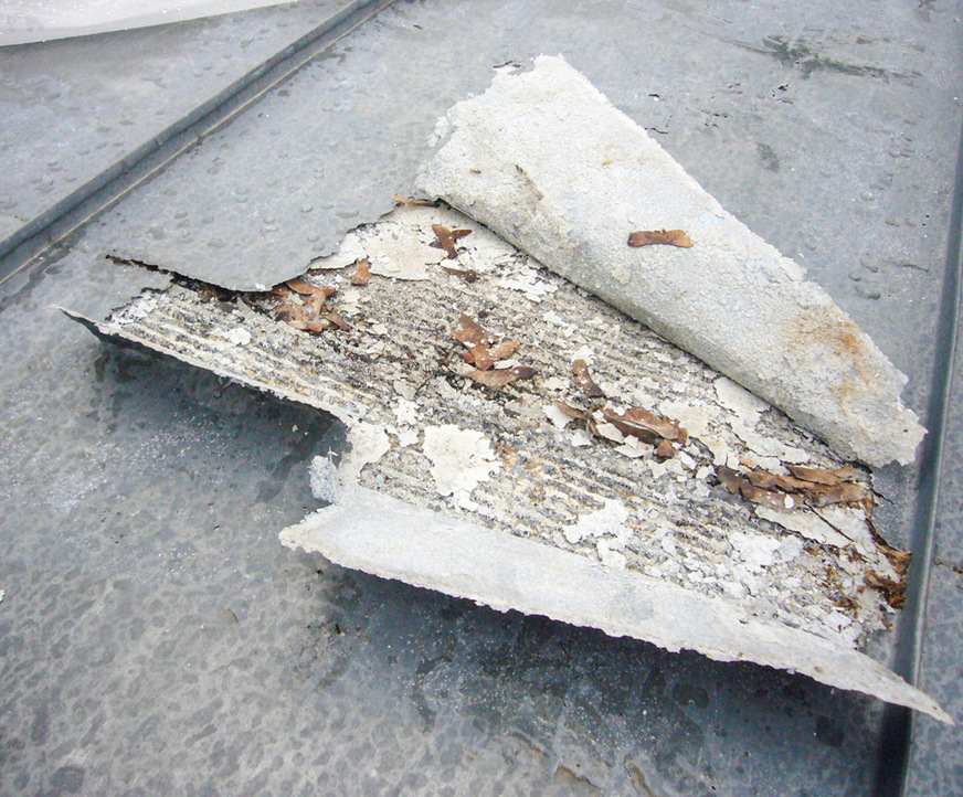 Stetiger Wassereintritt an Quetschfalten führte trotz strukturierter Trennlage zur Weißrostbildung. Die Korrosionsform entsteht bei Zink durch stehende Feuchtigkeit und unzureichende Belüftung