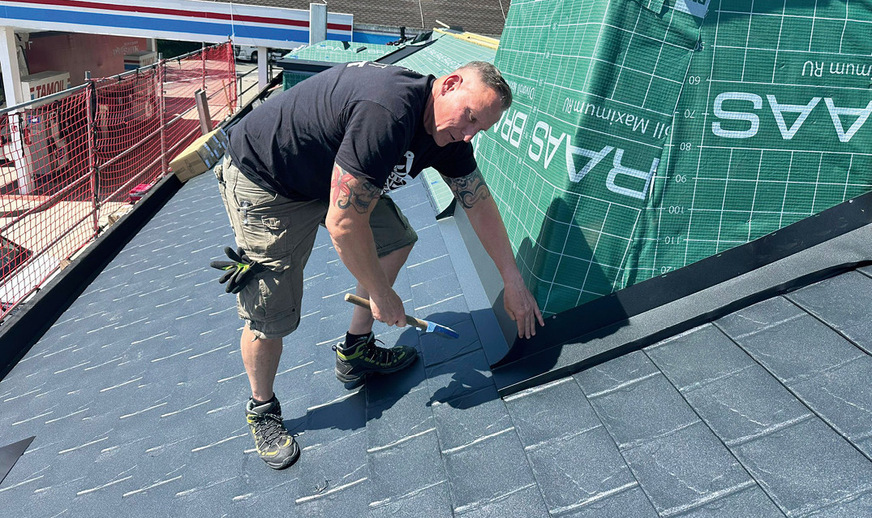 Anschlussarbeiten an der Kehle eines Dachaufbaus