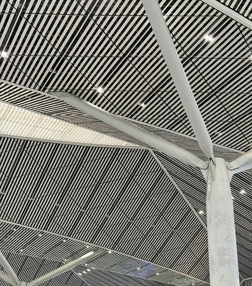 Stahlträger überspannen eine riesige Wartehalle, in der jährlich bis zu&nbsp;83 Mio. Passagiere abgefertigt werden