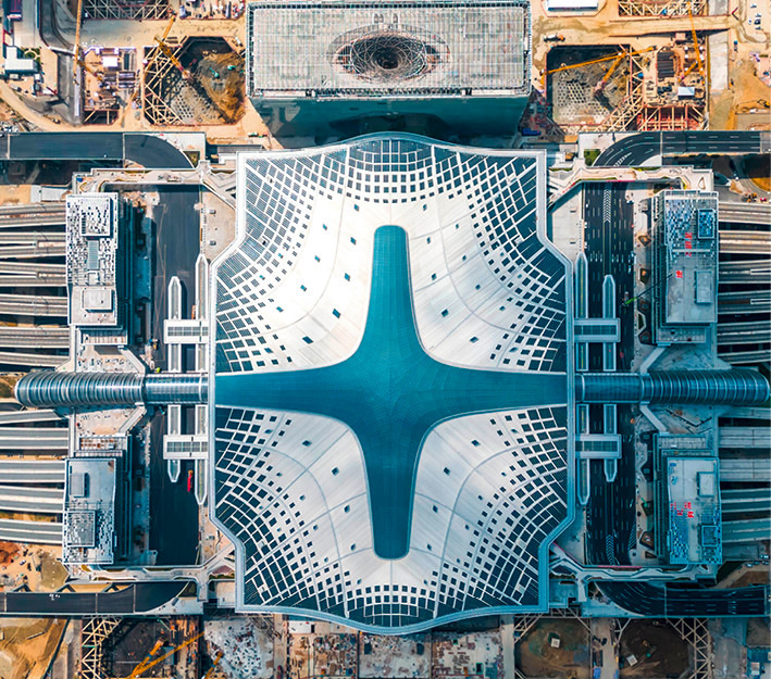 Architektonisches Meisterwerk: Die Anordnung unzähliger Solarpaneele auf dem imposanten Metalldach des Westbahnhofs Hangzhou