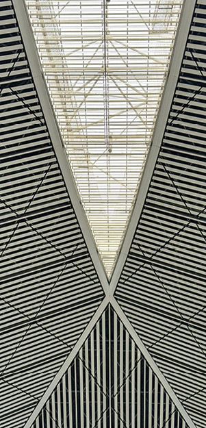 Metallpaneele an der Decke des Nordbahnhofs in Xi‘an wirken wie&nbsp;riesige Autostereogramme