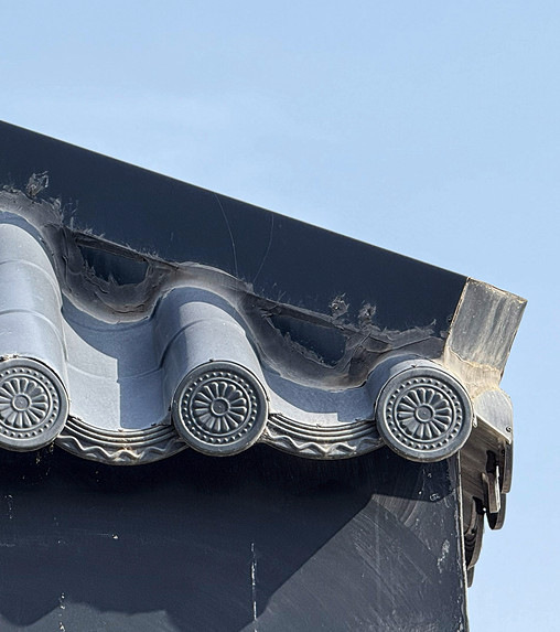 Metalldach mit Gratabdeckung und viel Silikon