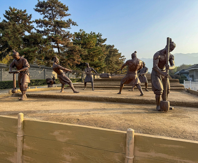 Skulptur: Historische Stützmauern aus gestampfter Erde sind auch nach 2000 Jahren hart wie Beton