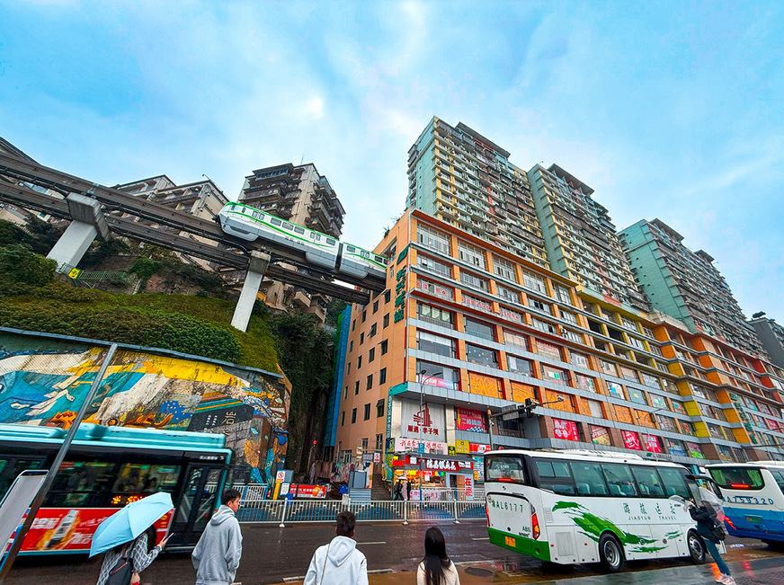 Mit dem Zug ins Haus fallen: In Chongqing führt die Einrad-Stadtbahn durch ein Wohnhaus hindurch. Im Gebäudeinneren befindet sich die stark frequentierte Haltestelle Liziba