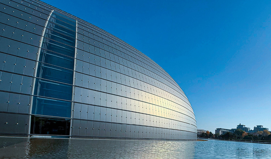 Die Fassade des Nationales Zentrums für Darstellende Künste in Peking besteht aus über 18 000 Titanplatten. Berichten zufolge sind kaum zwei dieser Platten in ihrer Form identisch