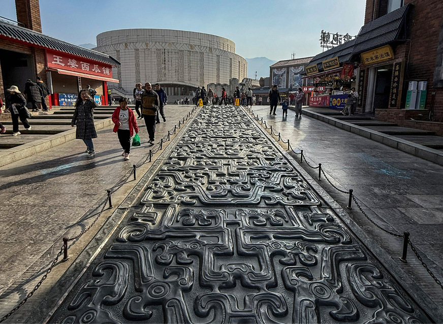 Eine fast 50 m lange Kupfertreibarbeit „liegt“ mitten auf dem Gehweg