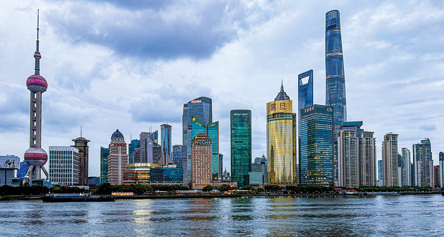 Am Huangpu-Fluss: Die atemberaubende Skyline von Lujiazui in Shanghai mit den höchsten Wolkenkratzern der Stadt wird vom ikonischen Oriental Pearl Tower (Fernsehturm, li) dominiert