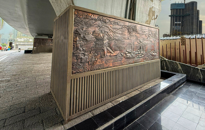 Mit Kupferbildern verzierte Betonpfeiler einer Stadtautobahn in Xi‘an