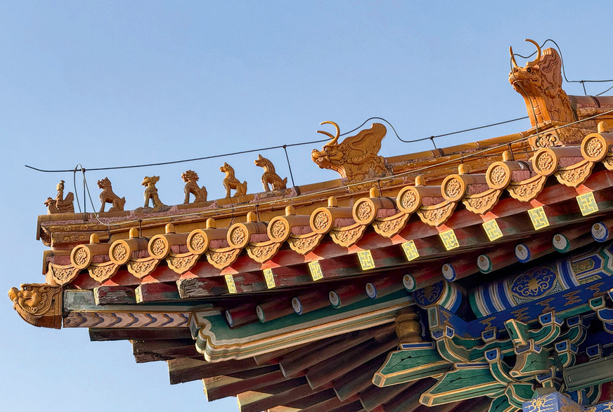 Überall im Land zieren mystische Fabeltiere Dächer und Vorsprünge