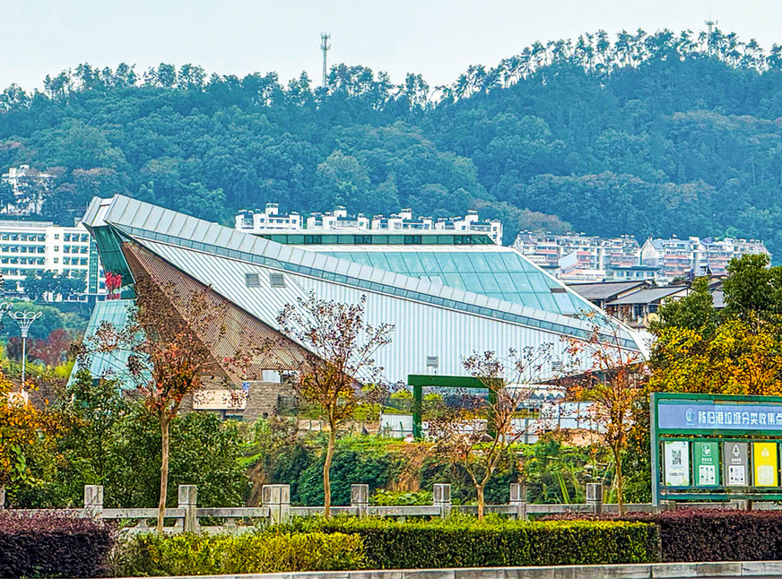 Metallarchitektur am Fluss: Das Yangtze River Tourism Terminal in Zigui dient als Passagierzentrum nahe dem Drei-Schluchten-Staudamm. Seine scharfe, moderne Form erinnert an die Felsen der Yangtze-Schluchten